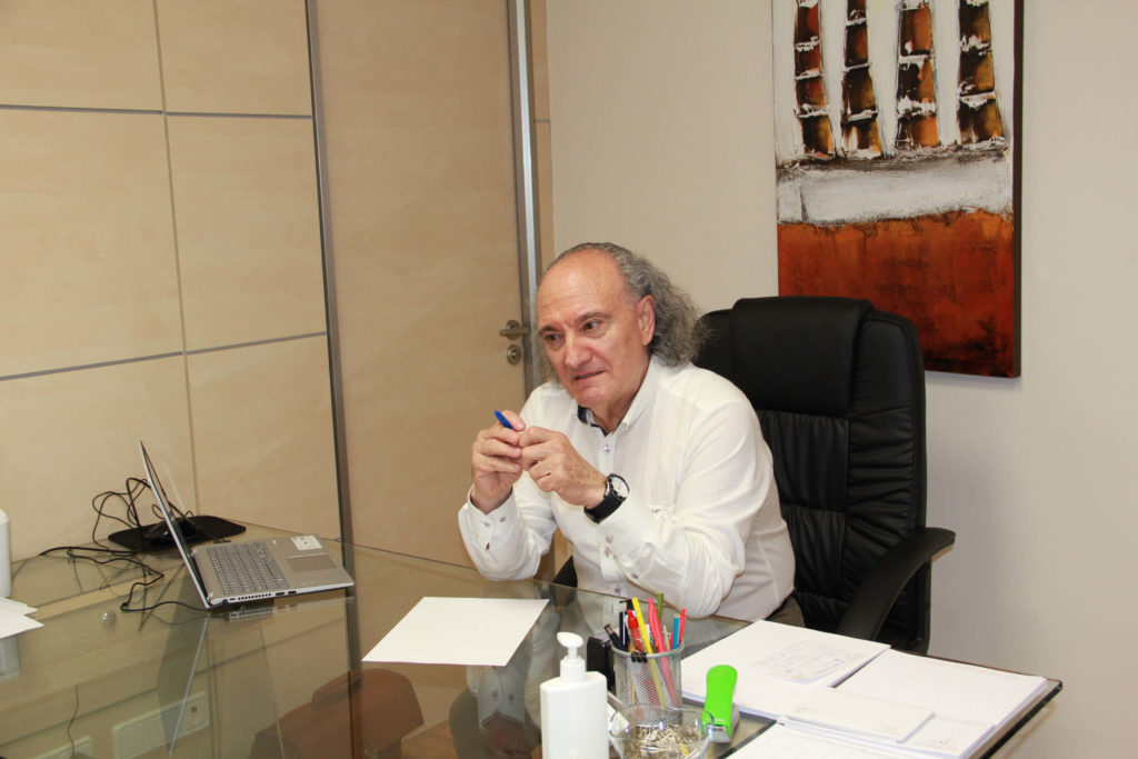 Foto del doctor Joaquim Maria Solé Monserrat sentado en su despacho pasando consulta